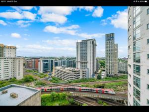 Stunning Spacious City Apartment with free parking