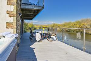Lakeside House on Retallack Resort with Hot Tub 110