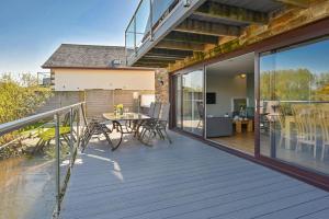 Lakeside House on Retallack Resort with Hot Tub 110