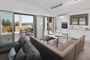 Driftwood Luxury Suite by WhiteDream Villas