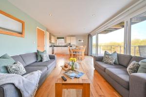 Lakeside House on Retallack Resort with Hot Tub 110