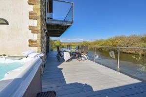 Lakeside House on Retallack Resort with Hot Tub 110