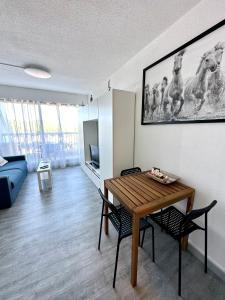 Studio vue port, parking privé, terrasse, clim