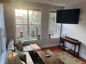Sun-filled Capitol Hill home w parking & roofdeck