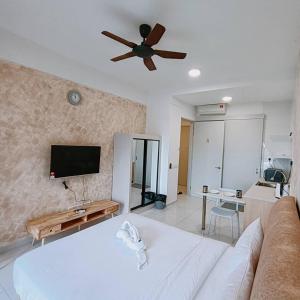 Cozy Sky Trees with Balcony, Smart TV , Aeon & Pool