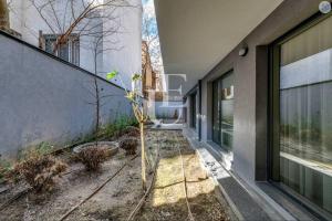 Geneva: A charming patio studio with private parking!