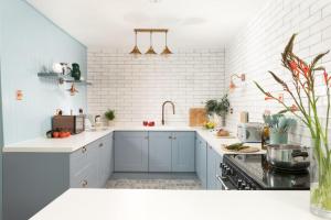 Azenor House - Central Location - Hot Tub - Free Parking & WiFi - 3 Pets Accepted