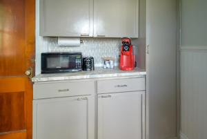 Retro Bungalow A Block to Tennis Courts & Park