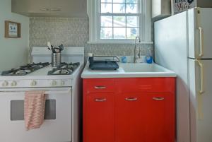 Retro Bungalow A Block to Tennis Courts & Park