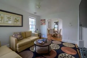 Retro Bungalow A Block to Tennis Courts & Park - Warwick