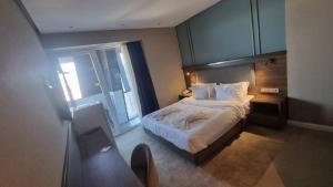 23rd floor 100 meters from the sea