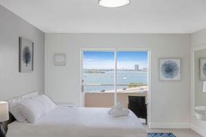 Waterfront Studio Condo in the Heart of Miami - Skyline & Bay Views