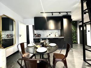 GOLDEN Apartment ~ 1000m Main Square ~ Self Check-In 24h