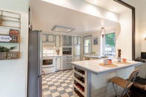 Chalet du Village - Rustic charm, lake - beach access