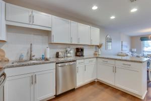 Walk to Beach Coastal Fiddlers Cove Getaway