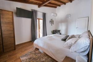 Stunning Villa for 10 people with large heated pool-50m2, jacuzzi and gym - by TA Leut Agency