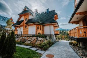 Dom Hrabiego Tatrzańska Polana with Mountain View, Private Jacuzzi & Free Parking by Downtown Apartments