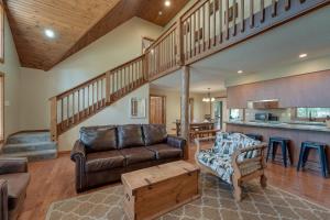 Indoor Pool Access! Home Near Silver Dollar City