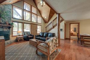 Indoor Pool Access! Home Near Silver Dollar City