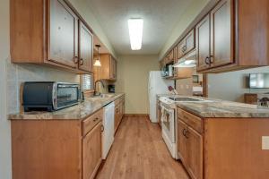 Indoor Pool Access! Home Near Silver Dollar City