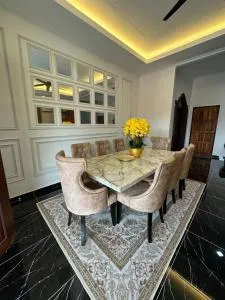 Rania Riverview Guesthouse #BestGuesthouseInTown #SpaciousLivingRoom #ModernClassicConcept #LuxuryDiningset #freeWifi #Netflix #FullyAircond #CozyPrayerSpace - Kampong Bukit Kanchil