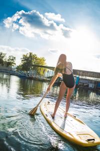 Luxury Lakefront Lodge 3 - FREE HUGE PoolHot Tub - FREE MINI GOLF