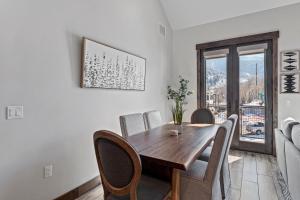 Blackstone luxury 3BR on golf course, outdoor swimming pool and clubhouse, walk to hiking trails