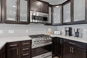 Blackstone luxury 3BR on golf course, outdoor swimming pool and clubhouse, walk to hiking trails