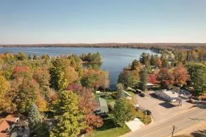 Lakefront Kalkaska Cottage with Fire Pit! - 卡尔卡斯卡