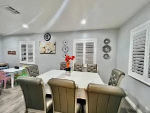 Happy Disneyland 3 Bedroom Home - Midway City