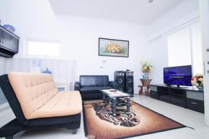 Villa Biru with Private Pool & Balcony