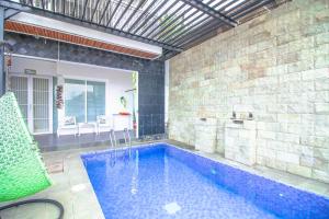 Villa Biru with Private Pool & Balcony
