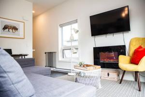 Reved Up & Out - Remarkable Two Bedroom Condo