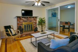Boston Duplex with Foosball Table 11 Mi to Downtown