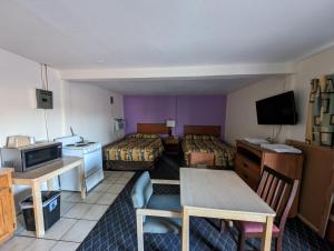 3 Full Bed with Kitchenette room in Economy Inn Kingsville