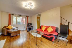 Cute Home with Patio about 7 Mi to Dtwn Pittsburgh