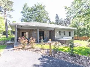 Golf, Bain à Remous, Piscine et Activités Ludiques : Lodge de Luxe pour 4 Adultes + 2 Enfants - FR-1-582-368 - Arcelet