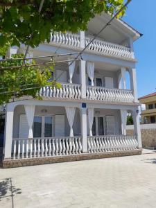 Apartments with a parking space Lopar, Rab - 21881 