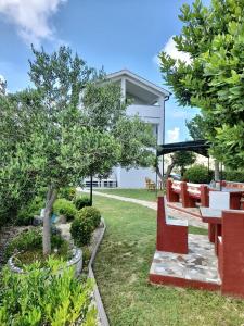 Apartments with a parking space Lopar, Rab - 21881 