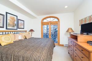 Bear Creek Lodge 403 by Alpine Lodging Telluride