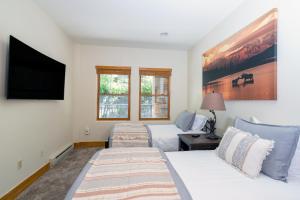 Bear Creek Lodge 303AB by Alpine Lodging Telluride
