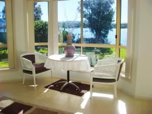 Waterfront Lakeside Cottage Primbee