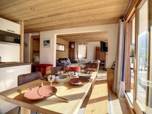 Appartement lumineux rénové avec balcon et parking - FR-1-688-67