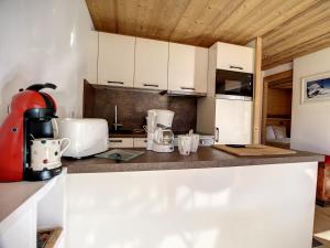 Appartement lumineux rénové avec balcon et parking - FR-1-688-67