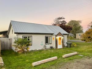 Waddle on Inn- Hot Tub, Pet Friendly, Fully Fenced, 5 Blocks to Beach!