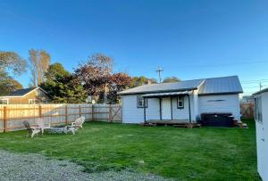 Waddle on Inn- Hot Tub, Pet Friendly, Fully Fenced, 5 Blocks to Beach!