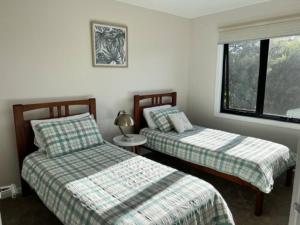 Spacious modern Gem Cozy Haven Lake & Beach oasis.