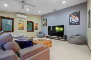 Summer is Here! Enjoy Exclusive Access for 9, Pool, Media Room, Acreage Estate in Magical Sunshine Coast - Mooloolah