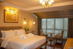 Deluxe Double Room with Bath room in Siri Grand Bangkok Hotel