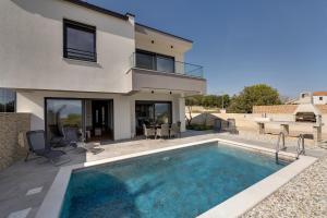 Villa Rosemary -semi-detached villa with a pool and a panoramic view, close to a sandy beach - by TR 